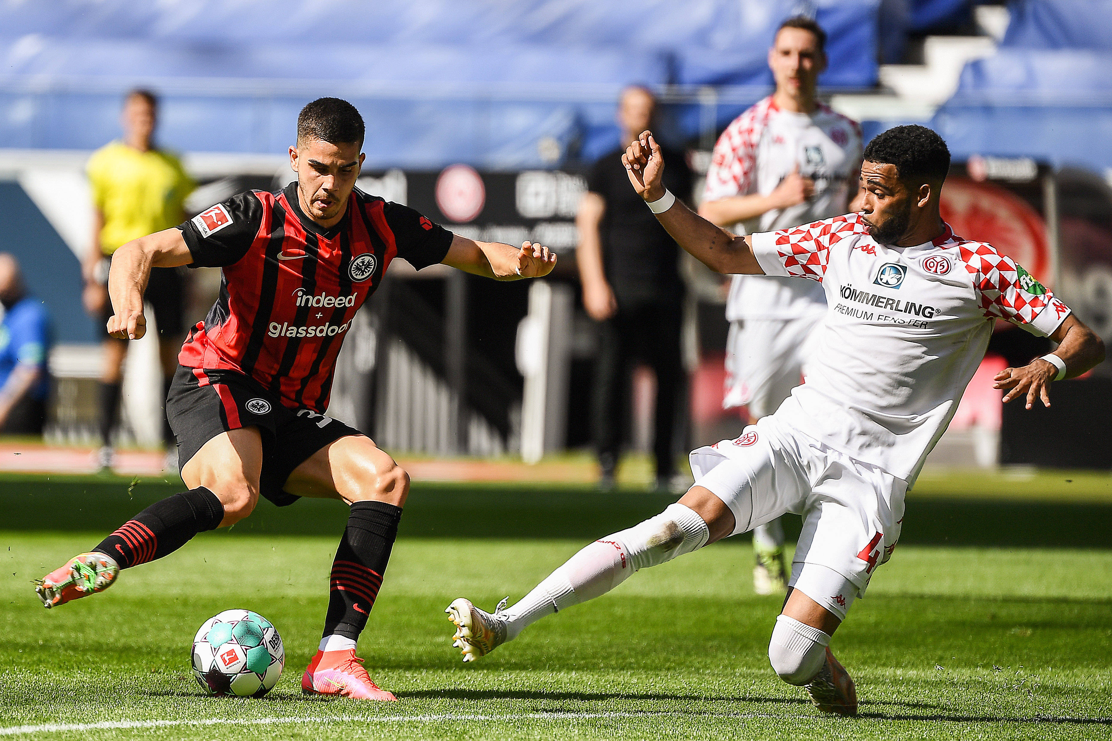 包含弗赖堡客场遭遇惨败，排名下滑的词条