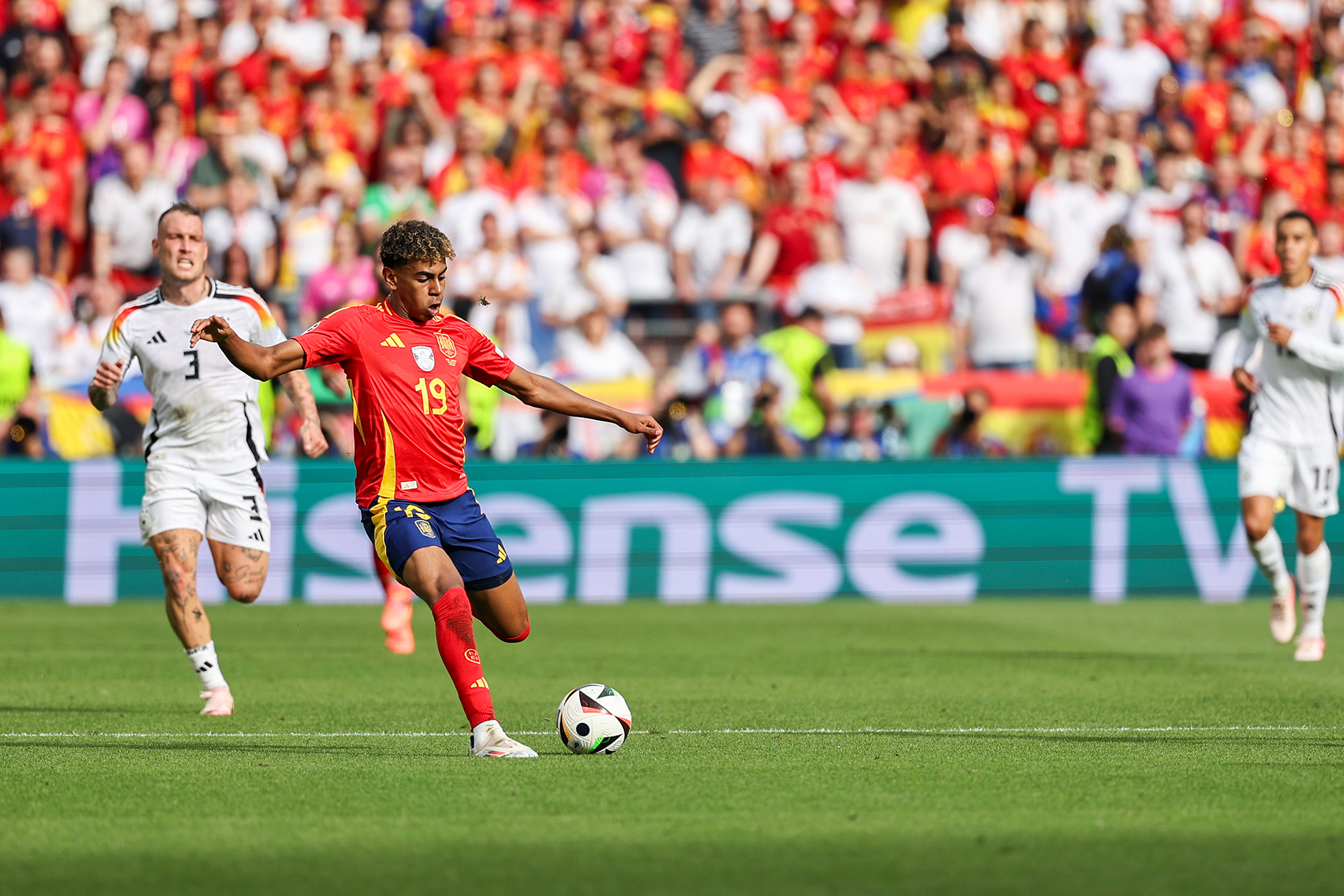 开云APP-西班牙队迎战瑞典，冲击欧洲联赛决赛