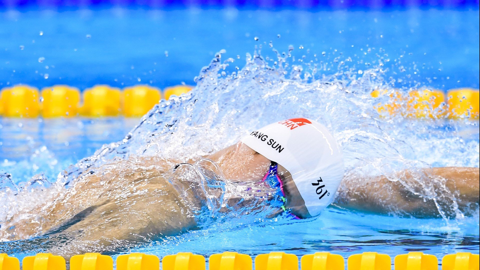 上海滩的篮球之夜，当字母哥冠军级表现照亮东方明珠