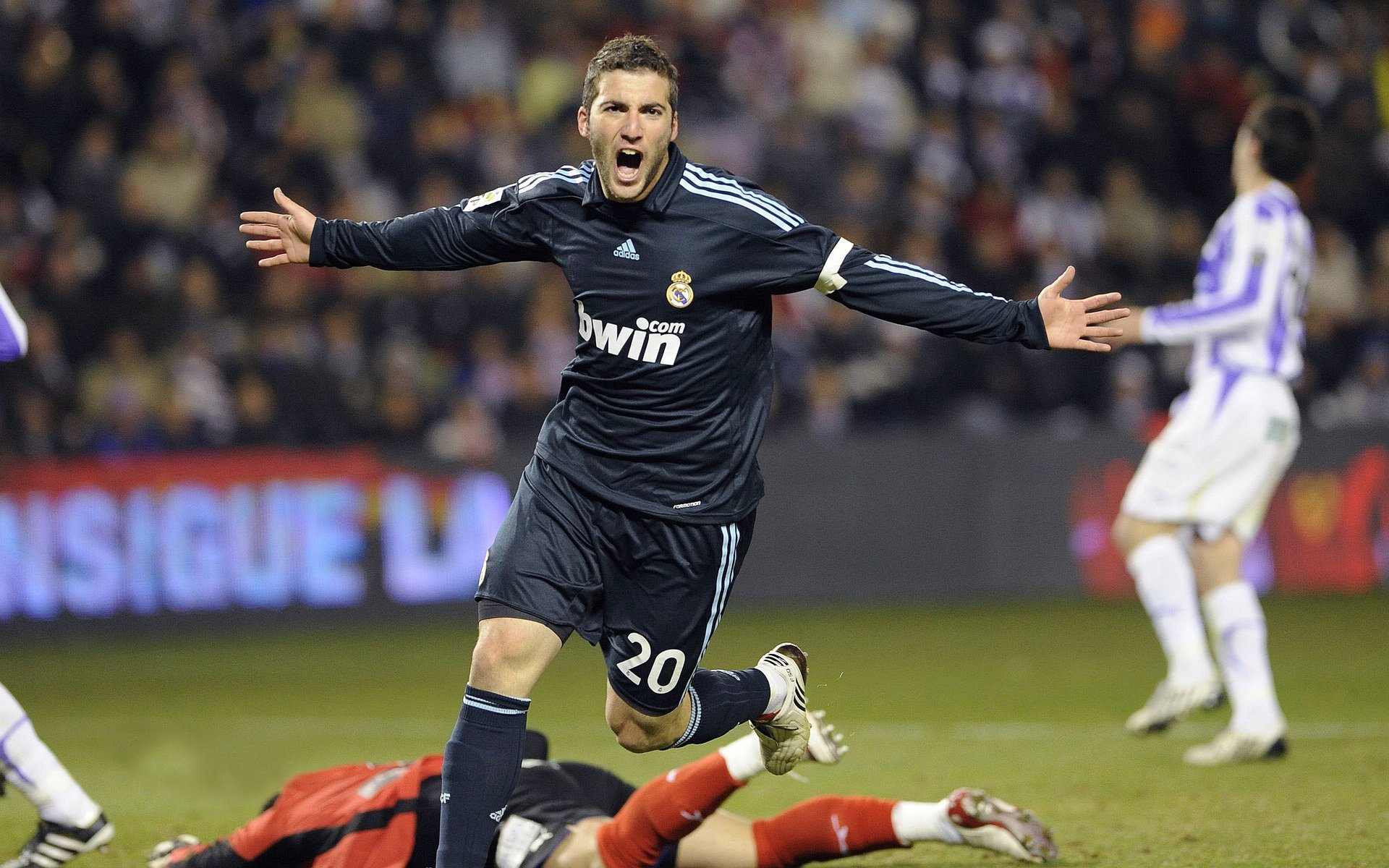 绿茵场压哨绝杀,赛车场终极接管,体育世界的冰与火之歌